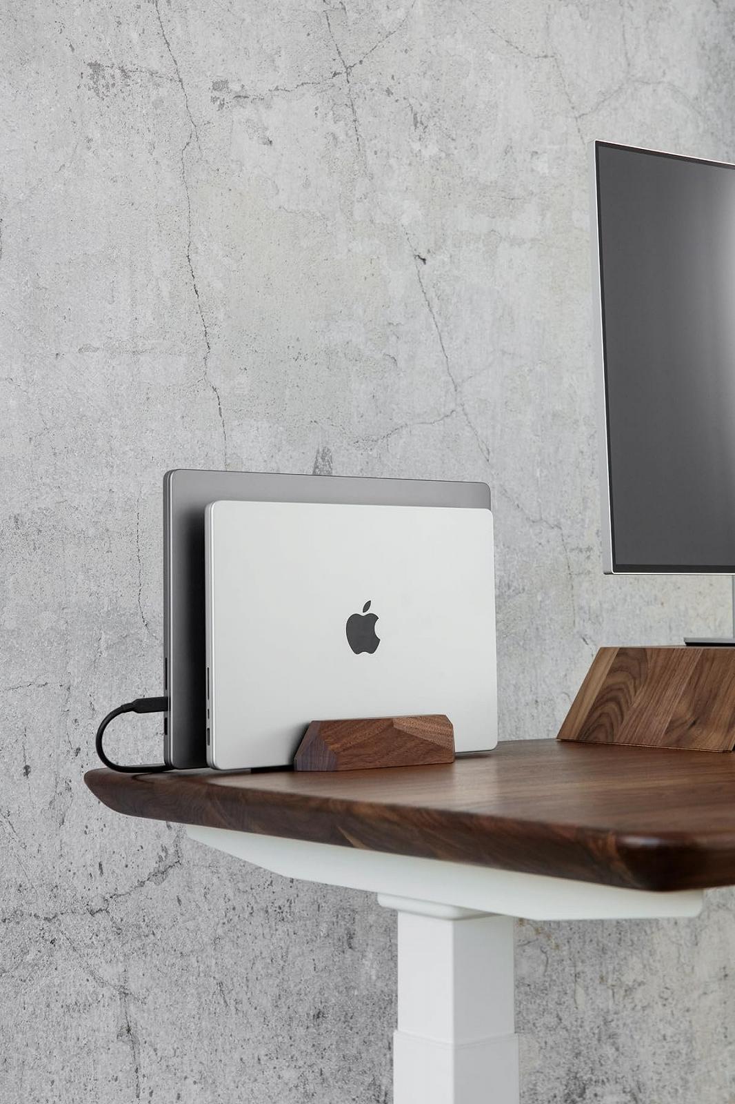 Подставка для ноутбука Oakywood Vertikaler, подставка для планшета, док-станция для двух ноутбуков, двойная деревянная подставка для 2 ноутбуков, для устройств толщиной до 2 см, совместима с MacBook Pro, Air iPad - 18 x 11.3 x 4 см, орех, фото №4