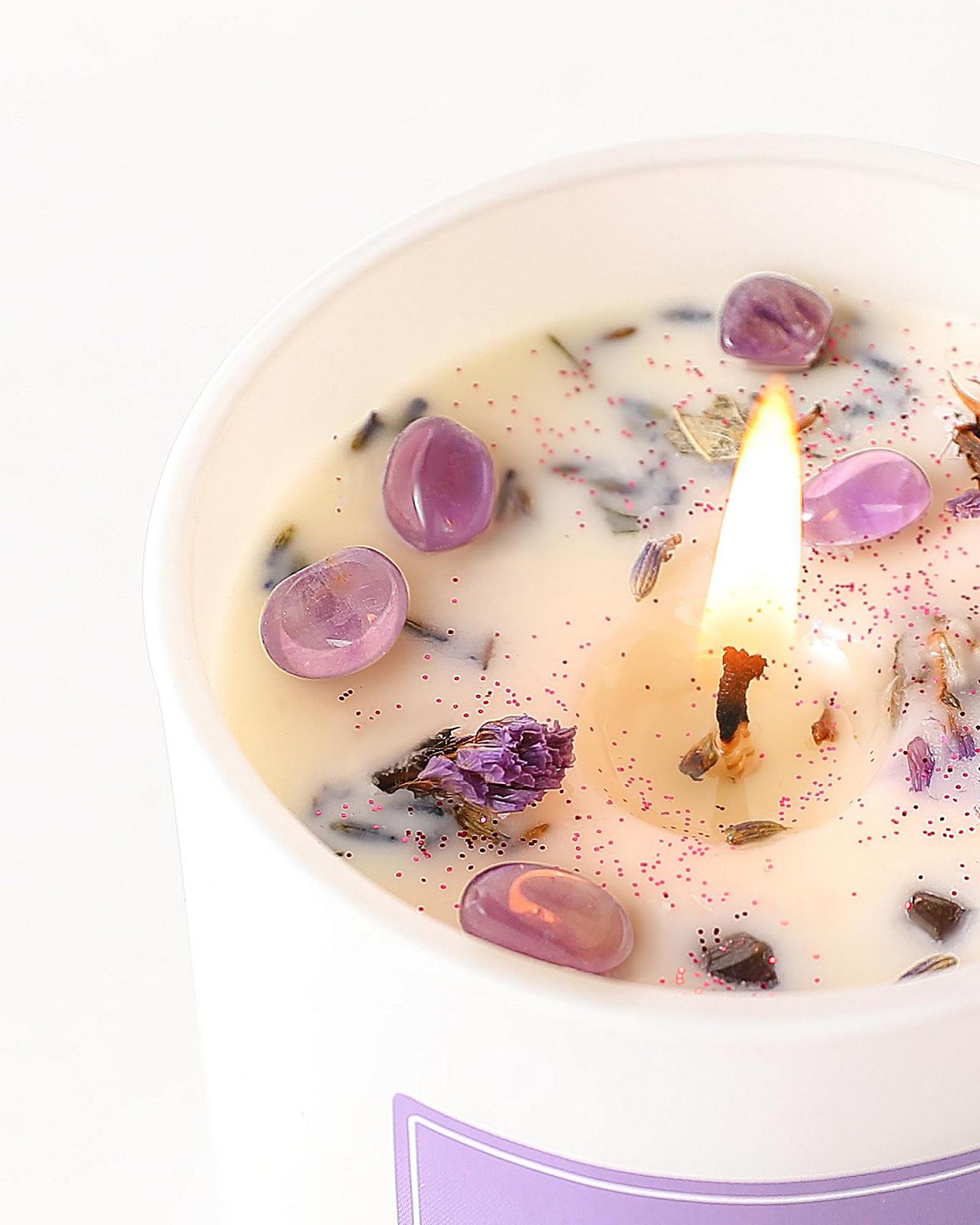 Свеча AOOVOO Scented Candle Lavender с ароматерапией и кристаллами, ручной работы в стекле, для уюта дома, 280 г, время горения до 60 часов, фото №2