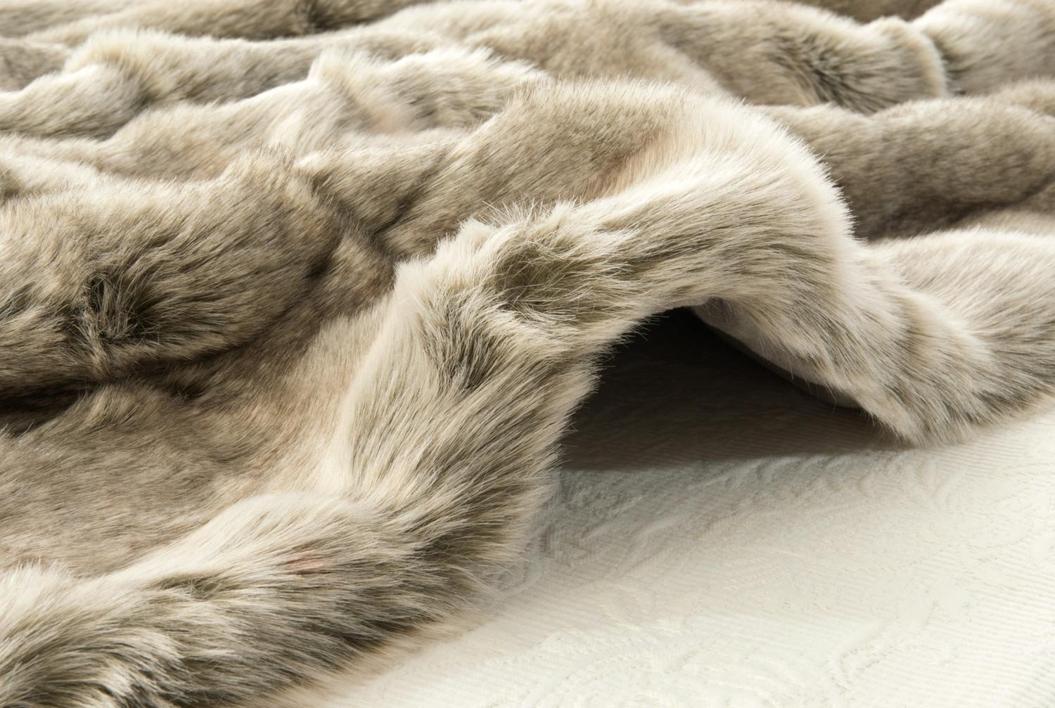 Покривало Сірий Вовк Wohnen & Accessoires Сірий / Бежевий, Штучне хутро, 5 розмірів, фото №4 Покривало Сірий Вовк Wohnen & Accessoires Сірий / Бежевий, Штучне хутро, 5 розмірів, фото №4