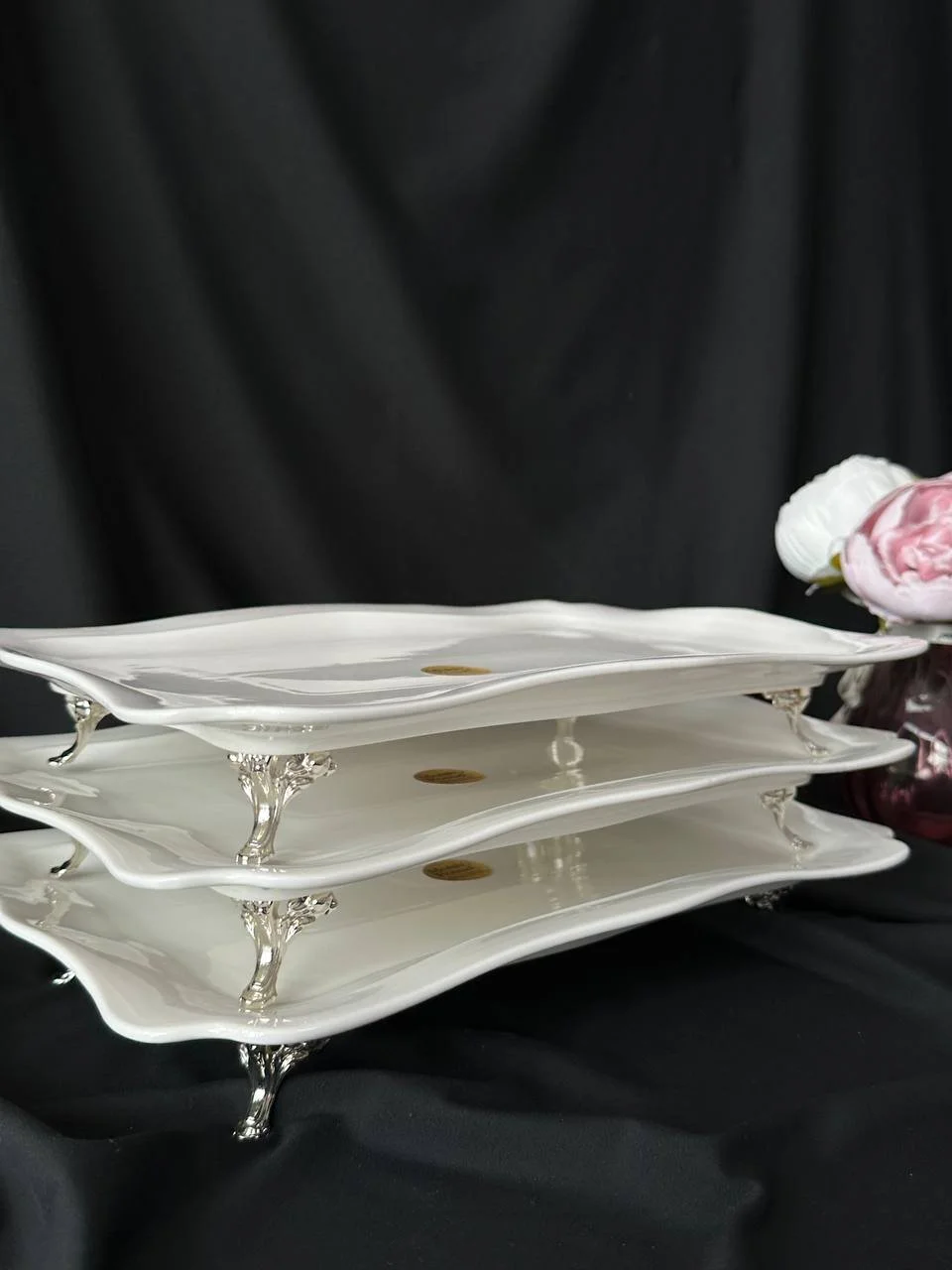 Блюдо на на маленьких срібних ніжках 36х25 см, фото №1 Блюдо на на маленьких срібних ніжках 36х25 см, фото №1