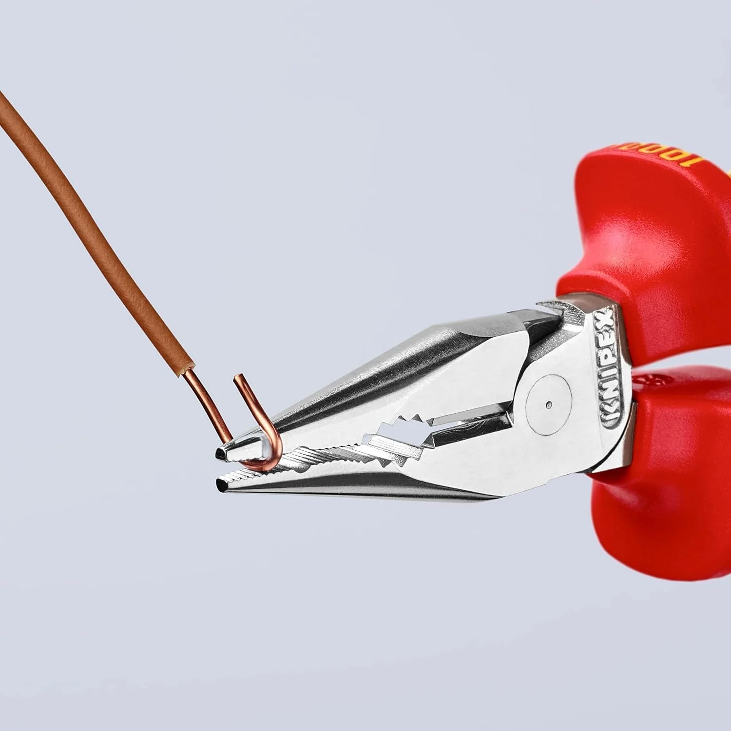 Плоскогубцы комбинированные KNIPEX 08 26 145 с изолированными многокомпонентными ручками, VDE тестирование, хром-ванадиевая сталь, 145 мм, фото №4 Плоскогубцы комбинированные KNIPEX 08 26 145 с изолированными многокомпонентными ручками, VDE тестирование, хром-ванадиевая сталь, 145 мм, фото №4