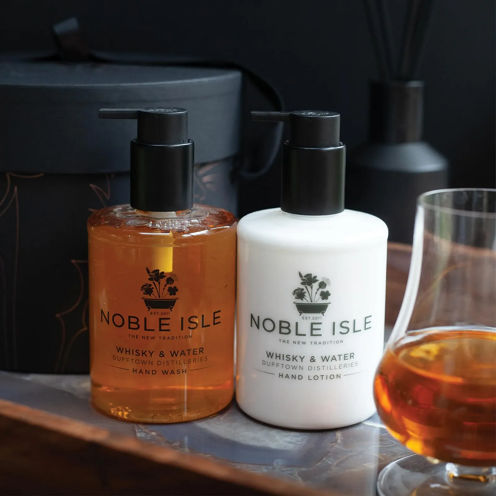 Набір Whisky & Water Noble Isle для догляду за руками для чоловіків та жінок - 2 x 250 мл, фото №2