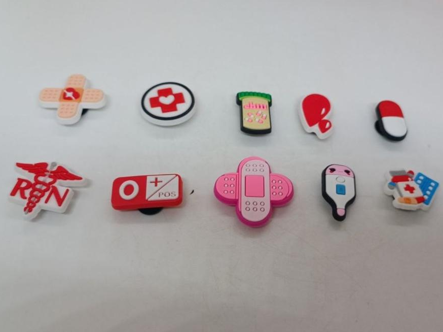 Набір джибітсів для кроксів 10 шт jibbitz crocs джибітси медицина, прикраси на крокси медсестра, набір джибітсів лікар, група крові перша позитивна джибітс, пластир на крокси, медичні аксесуари для взуття, подарунок медику, джибітси аптечка, фото №2