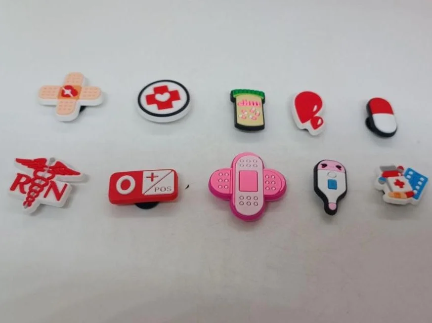 Набор джибитсов для кроксов 10 шт jibbitz crocs джибитсы медицина, украшения на кроксы медсестра, набор джибитсов врач, группа крови первая положительная джибитс, пластырь на кроксы, медицинские аксессуары для обуви, подарок медику, джибитсы аптечка, фото №2