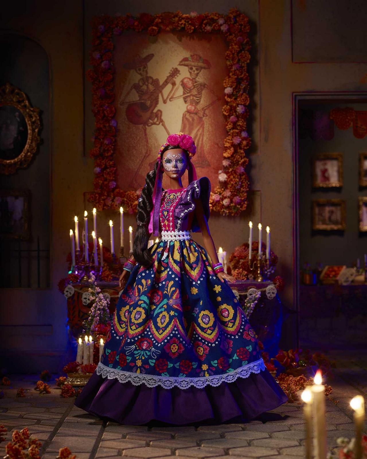 Кукла Barbie Día De Muertos 2022 в традиционном платье с рюшами, с цветочным венком и раскраской на лице Calavera, фото №2
