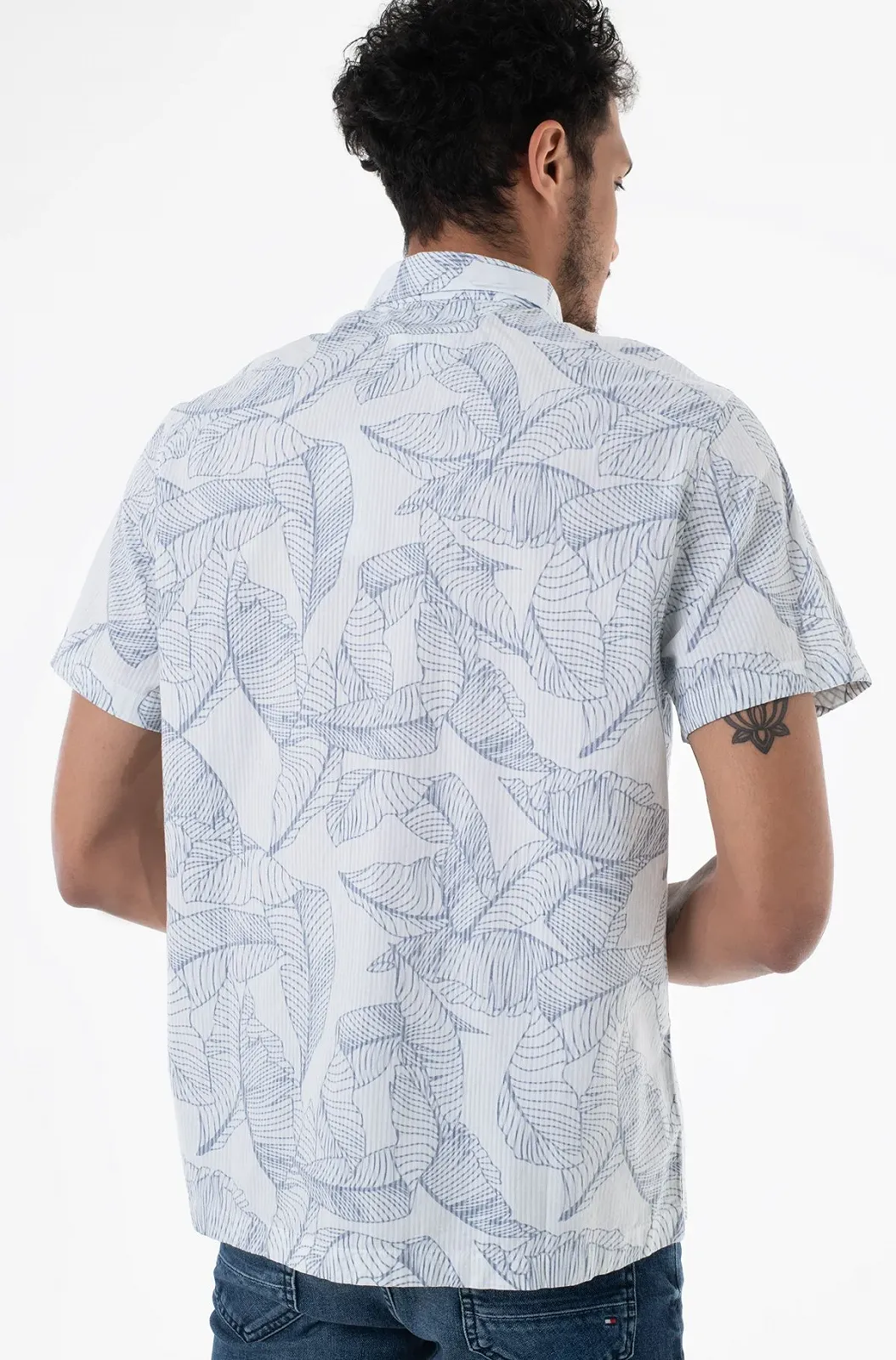 Мужская рубашка Guess - Ss Collins Stencil Shirt Белая с синим принтом - L, фото №2 Мужская рубашка Guess - Ss Collins Stencil Shirt Белая с синим принтом - L, фото №2