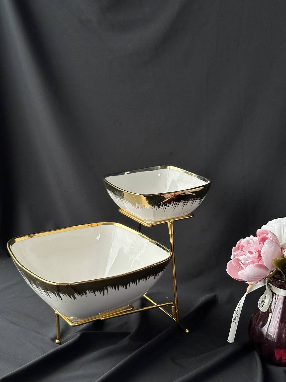 Двухъярусное блюдо на золотой подставке, фото №1