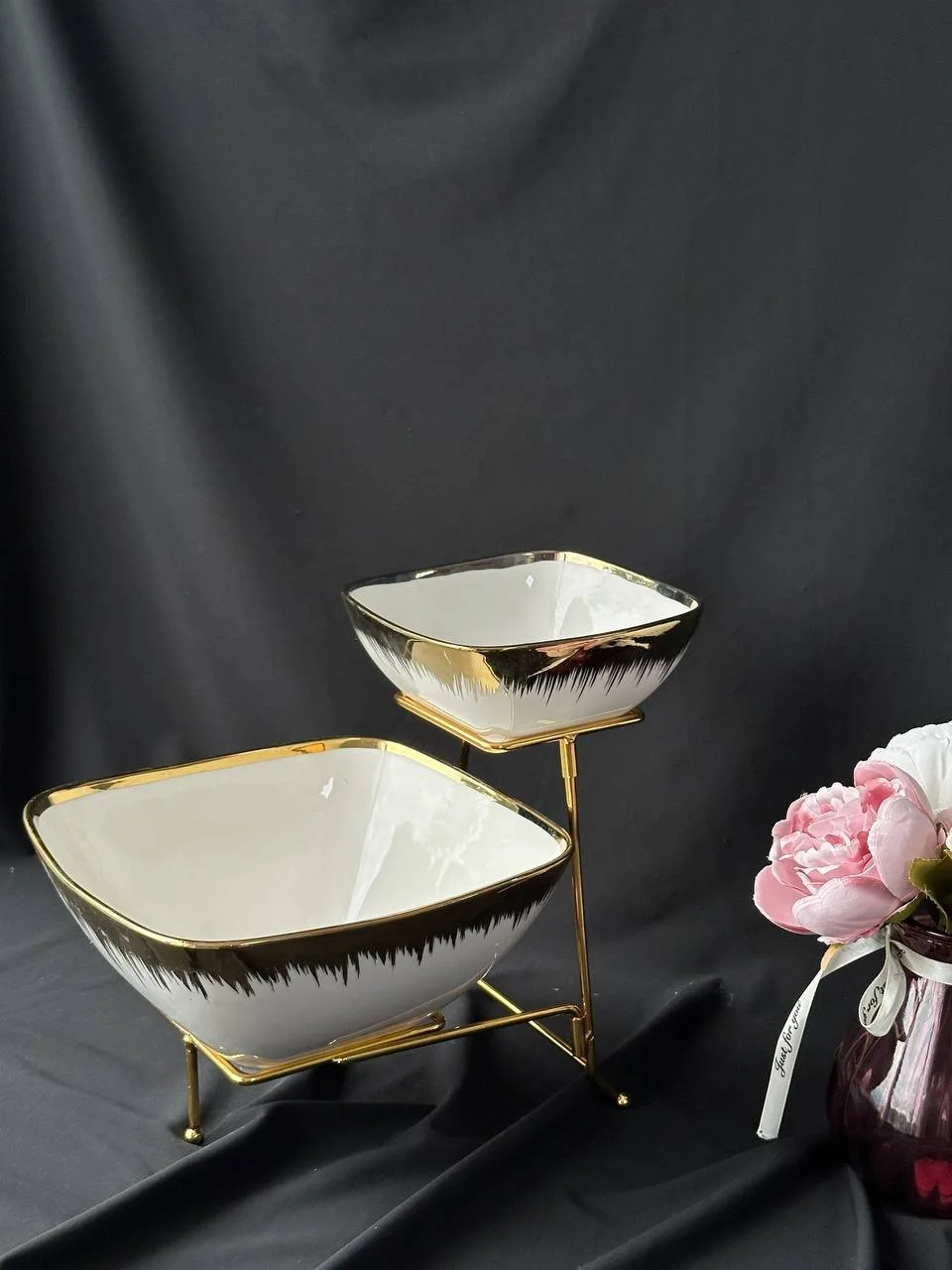 Двуярусне блюдо на золотій підставці., фото №1