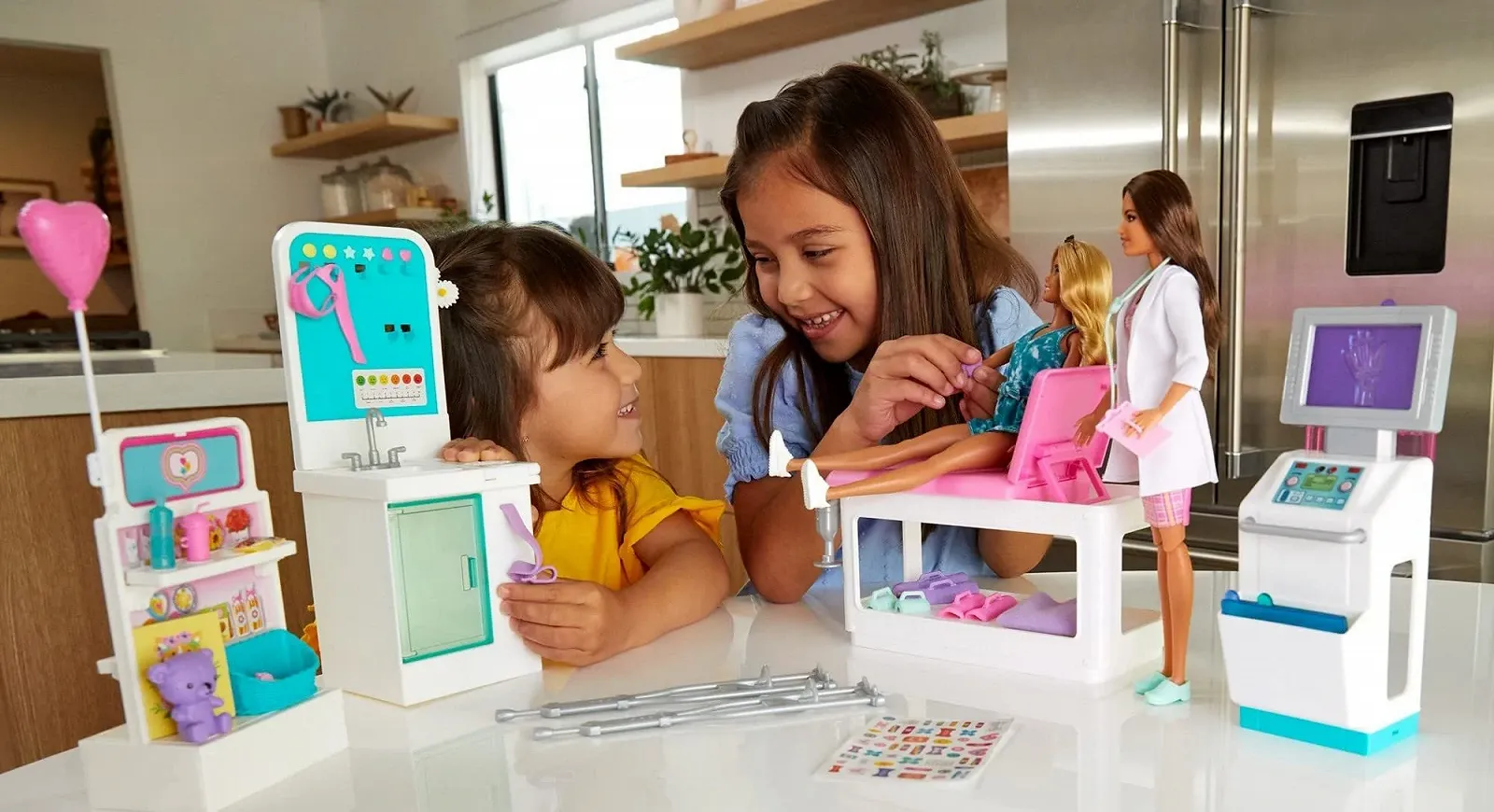 Кукла Barbie Doctor 12-in/30.40-cm каштановые волосы пышная фигура врачебный халат платье с принтом стетоскоп, фото №2