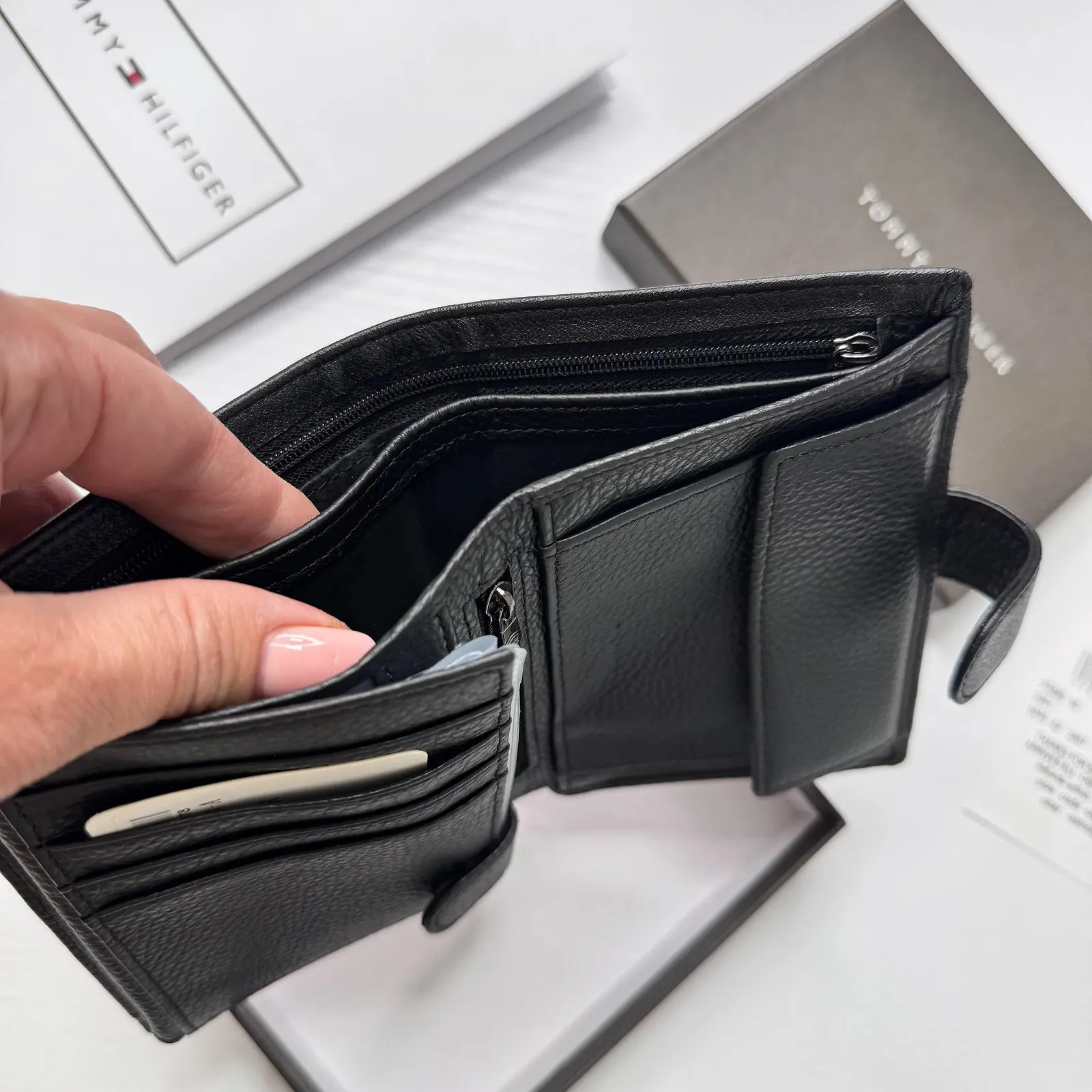 Мужской портмоне кожаный вертикальный на кнопке Tommy Hilfiger, фото №4