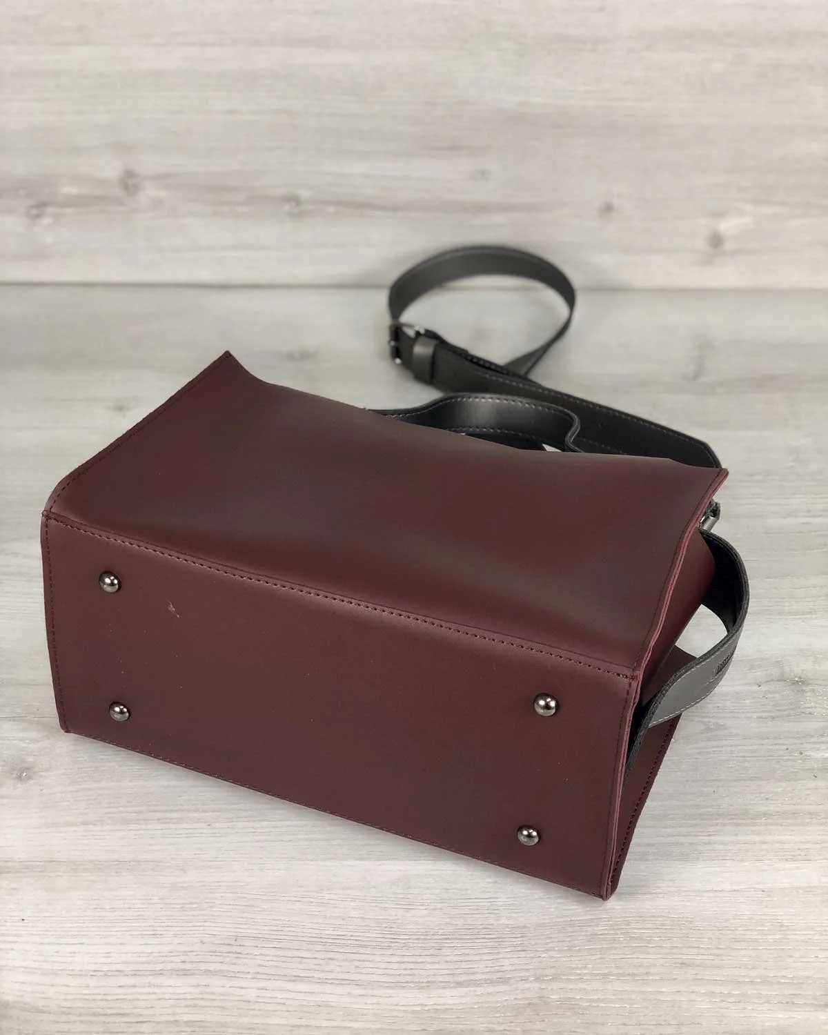 Универсальная женская сумка саквояж бордовая – стильная, вместительная, через плечо, фото №3 Универсальная женская сумка саквояж бордовая – стильная, вместительная, через плечо, фото №3