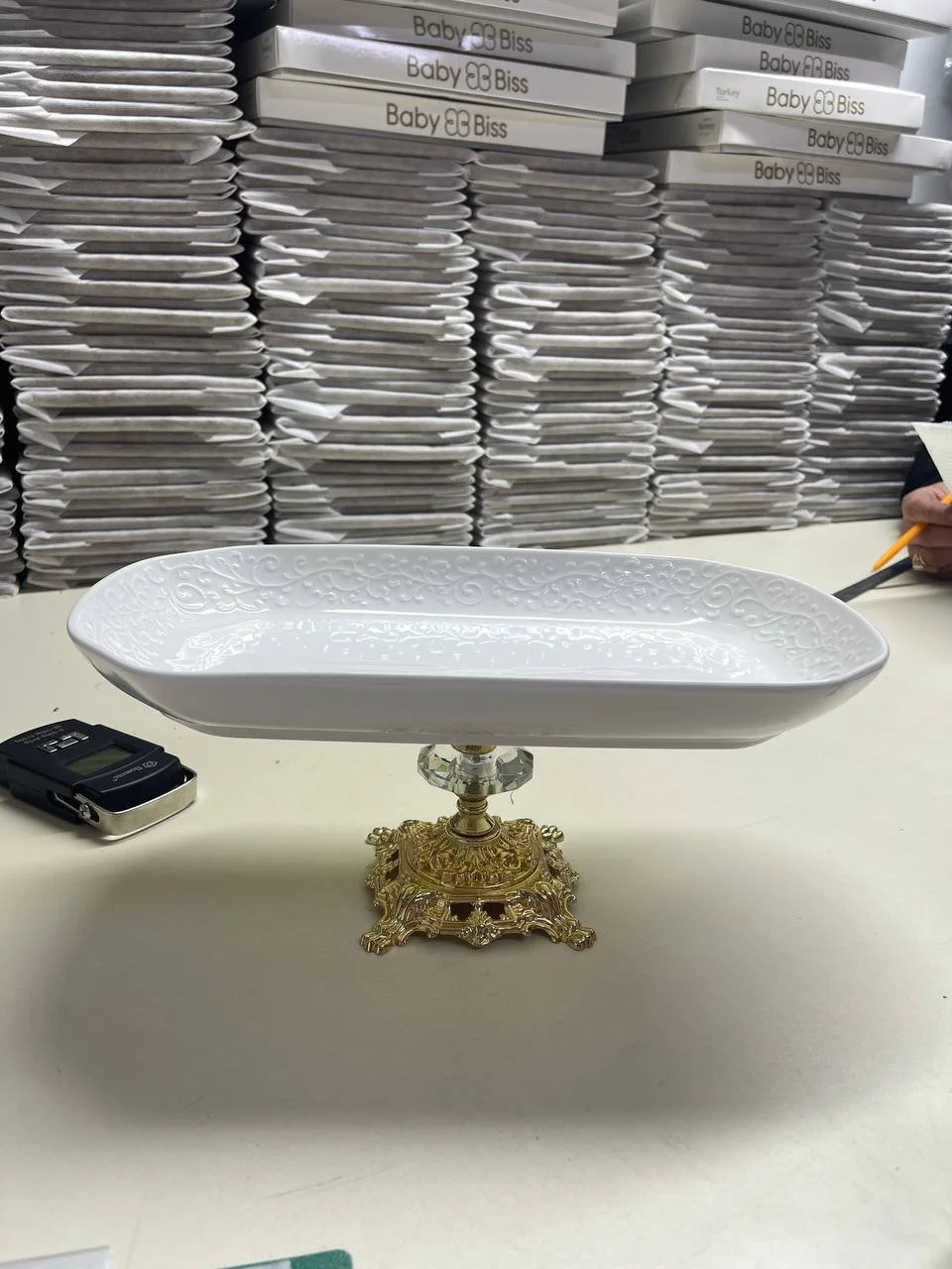 Блюдо з порцеляни поглиблене на золотій ніжці, поглиблене 32х18см, фото №1 Блюдо з порцеляни поглиблене на золотій ніжці, поглиблене 32х18см, фото №1