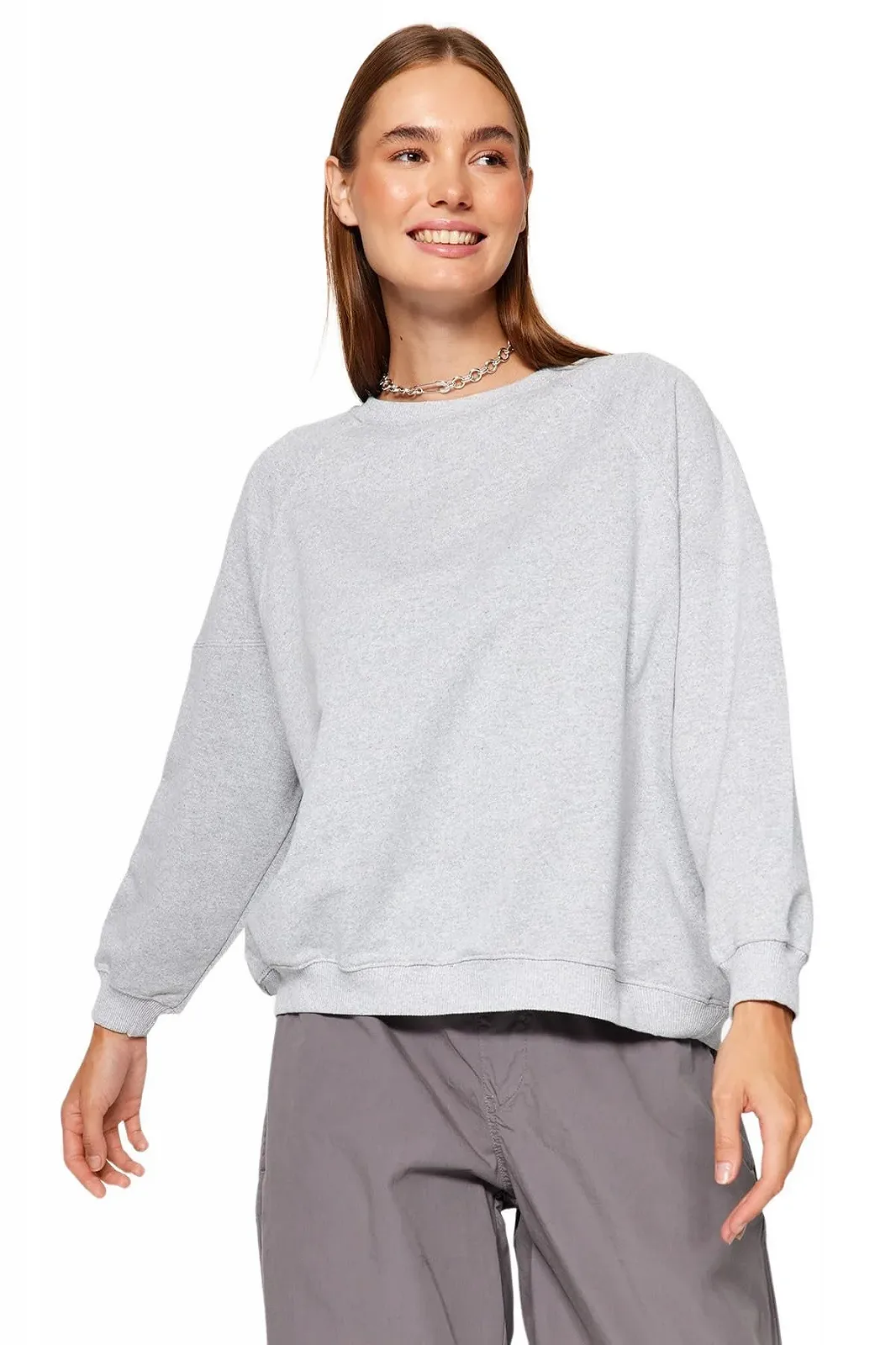Женский свитшот TRENDYOL Oversize, однотонный, с круглым вырезом, фото №1 Женский свитшот TRENDYOL Oversize, однотонный, с круглым вырезом, фото №1