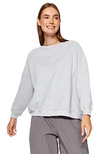 Женский свитшот TRENDYOL Oversize, однотонный, с круглым вырезом - Фото 1