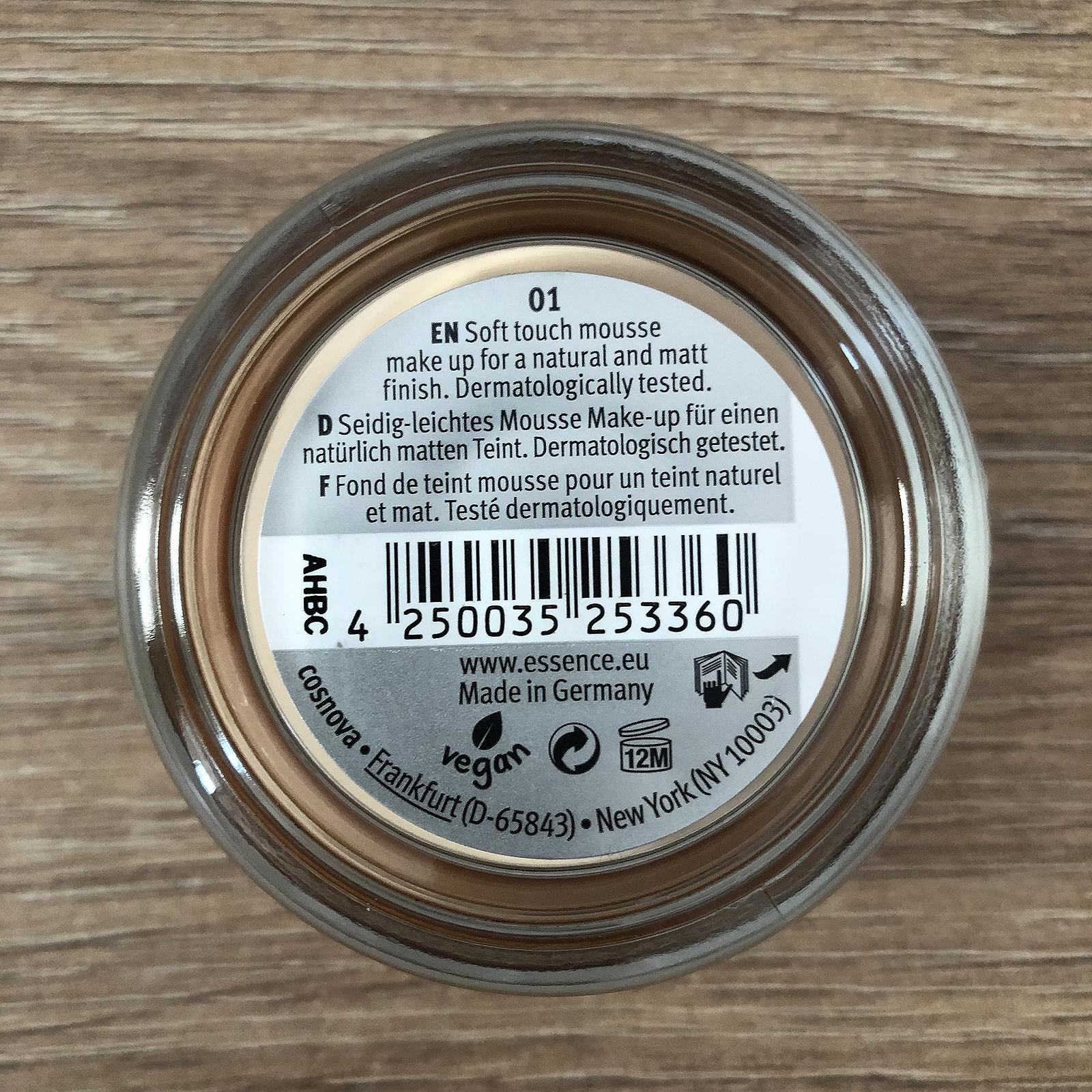 essence Soft Touch Mousse Make-Up No. 01, фото №5