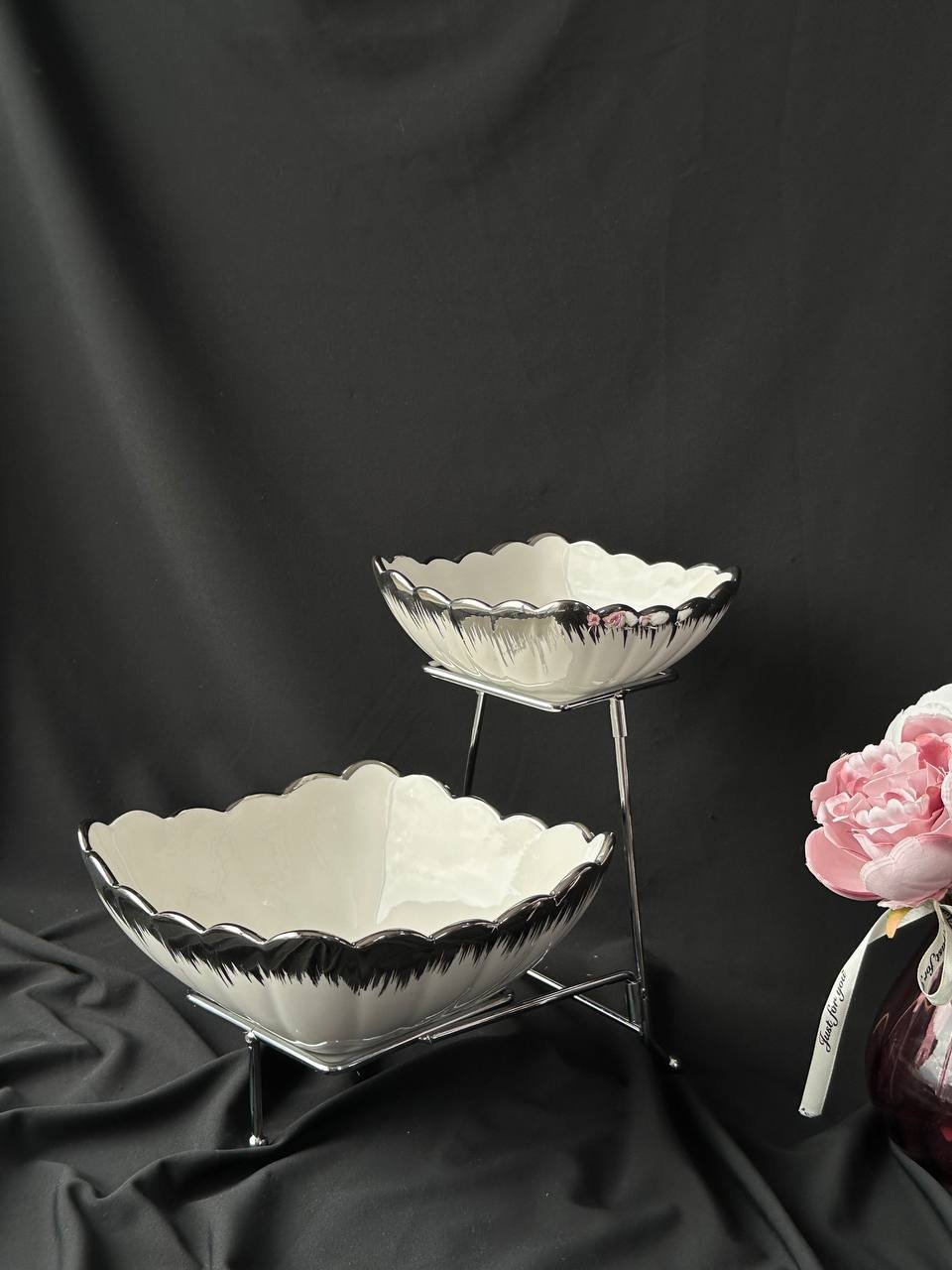 Двухъярусное блюдо на серебряной подставке, фото №1 Двухъярусное блюдо на серебряной подставке, фото №1