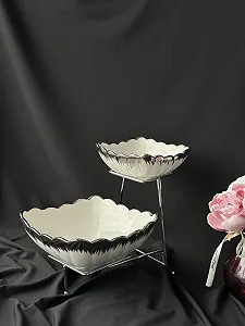 Двуярусне блюдо на срібній підставці. - Фото 1