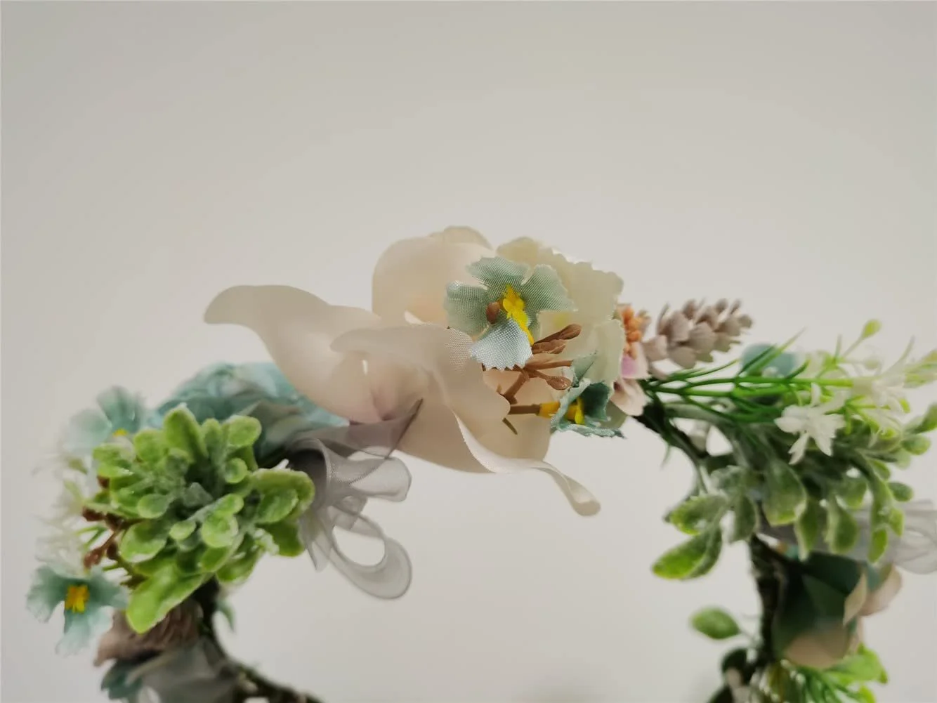 Венок из искусственных цветов, фото №3 Венок из искусственных цветов, фото №3