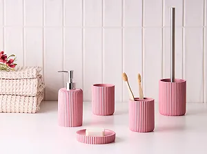 Набор аксессуаров для ванной комнаты Camana 5 предметов, розовый, смола, Groove Look цена на synthetic.ua - Фото 1 Набор аксессуаров для ванной комнаты Camana 5 предметов, розовый, смола, Groove Look synthetic.ua - Фото 1