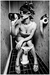 Картина на склі Wallario Kloparty Sexy Woman on Toilet with Wine Bottle 60 x 90 см Premium Quality Brilliant Colours Floating Look - Фото 1