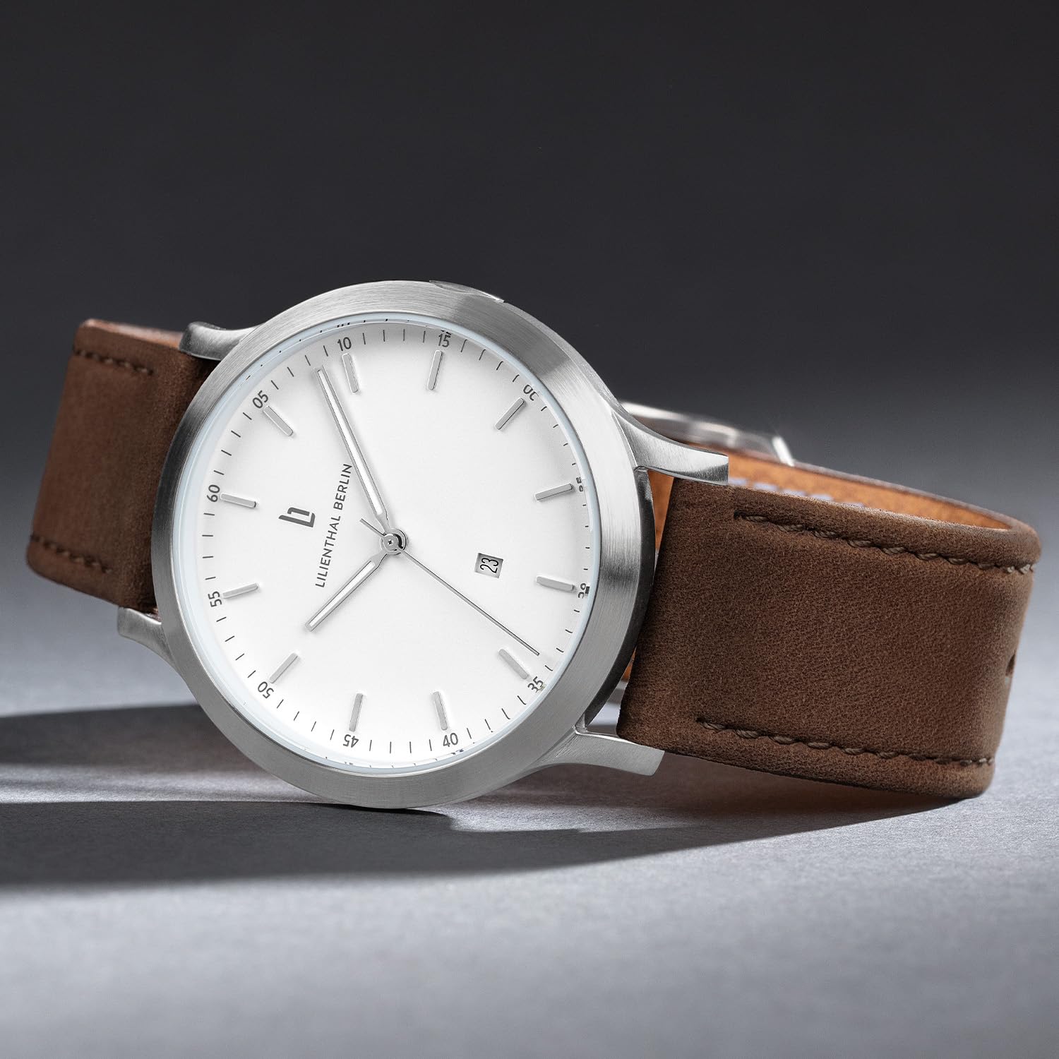 Часы Lilienthal Berlin Huxley Кварцевые Серебро Белый с Коричневым Кожаным Ремешком, фото №2 Часы Lilienthal Berlin Huxley Кварцевые Серебро Белый с Коричневым Кожаным Ремешком, фото №2