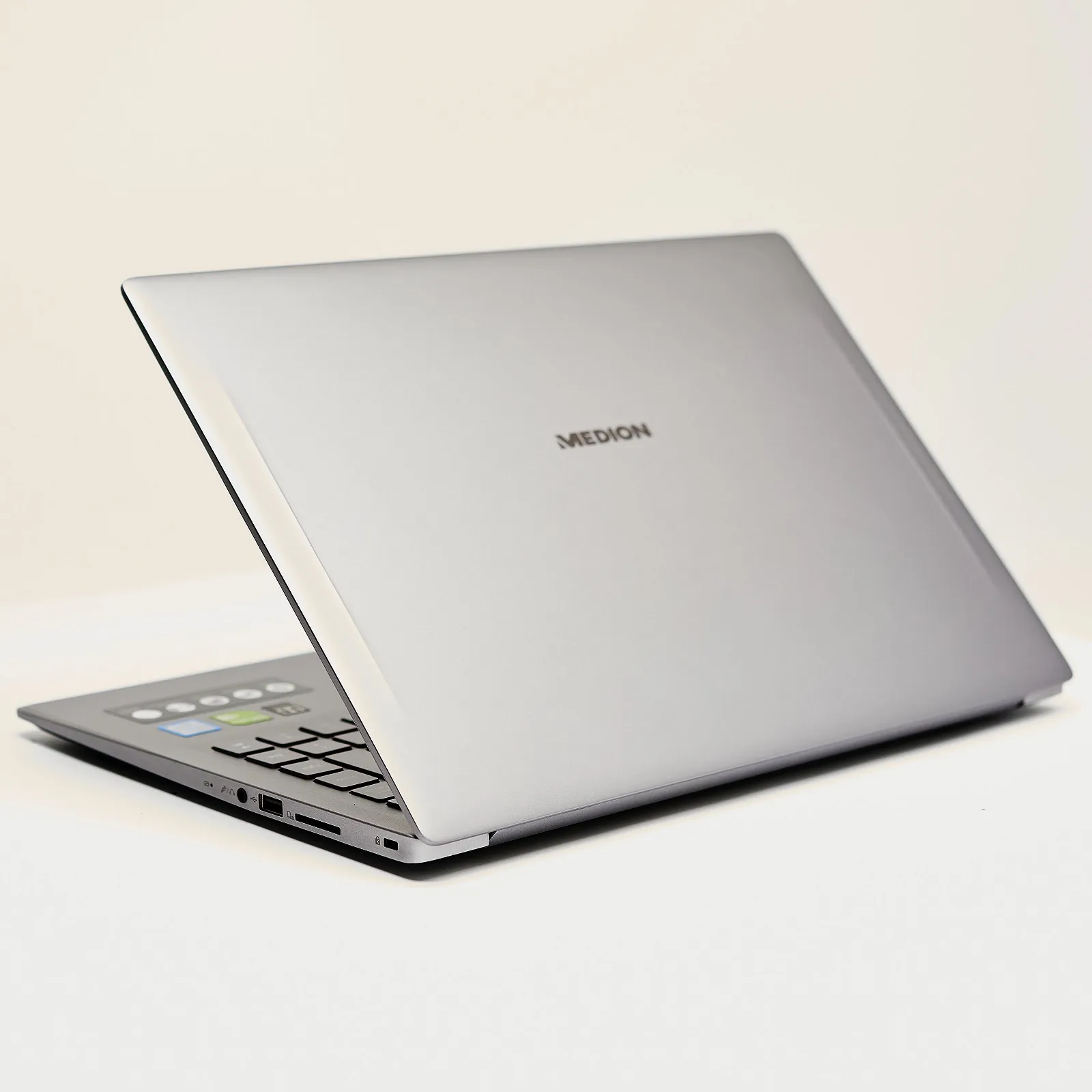 Ноутбук 15.6'' Medion (Lenovo Group) Akoya P15646 | Intel Core i5-8265U | IPS (1920x1080) FullHD | RAM 8 ГБ | SSD 256 ГБ | Nvidia GeForce MX250 | Intel UHD Graphics 620 | Металевий корпус | Ультрабук | Win11 (4977), фото №3