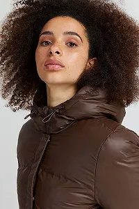 Женское зимнее стеганое пальто ICHI IHFAUNUS EXPL JA утепленное с высоким воротником и капюшоном synthetic.ua - Фото 1