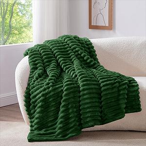 Плед BEDELITE Cuddly Fluffy 150 x 200 см - М'яка XL Фланелева Зелена для дивану, Декоративні Смужки Вельветова Темно-зелена як накидка на диван для вітальні, Двоспальна Плед для широкого використання - Фото 1