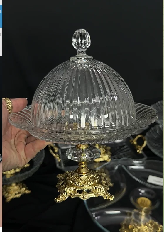 Блюдо скляне з кришкою на золотій ніжці 20 см, фото №1