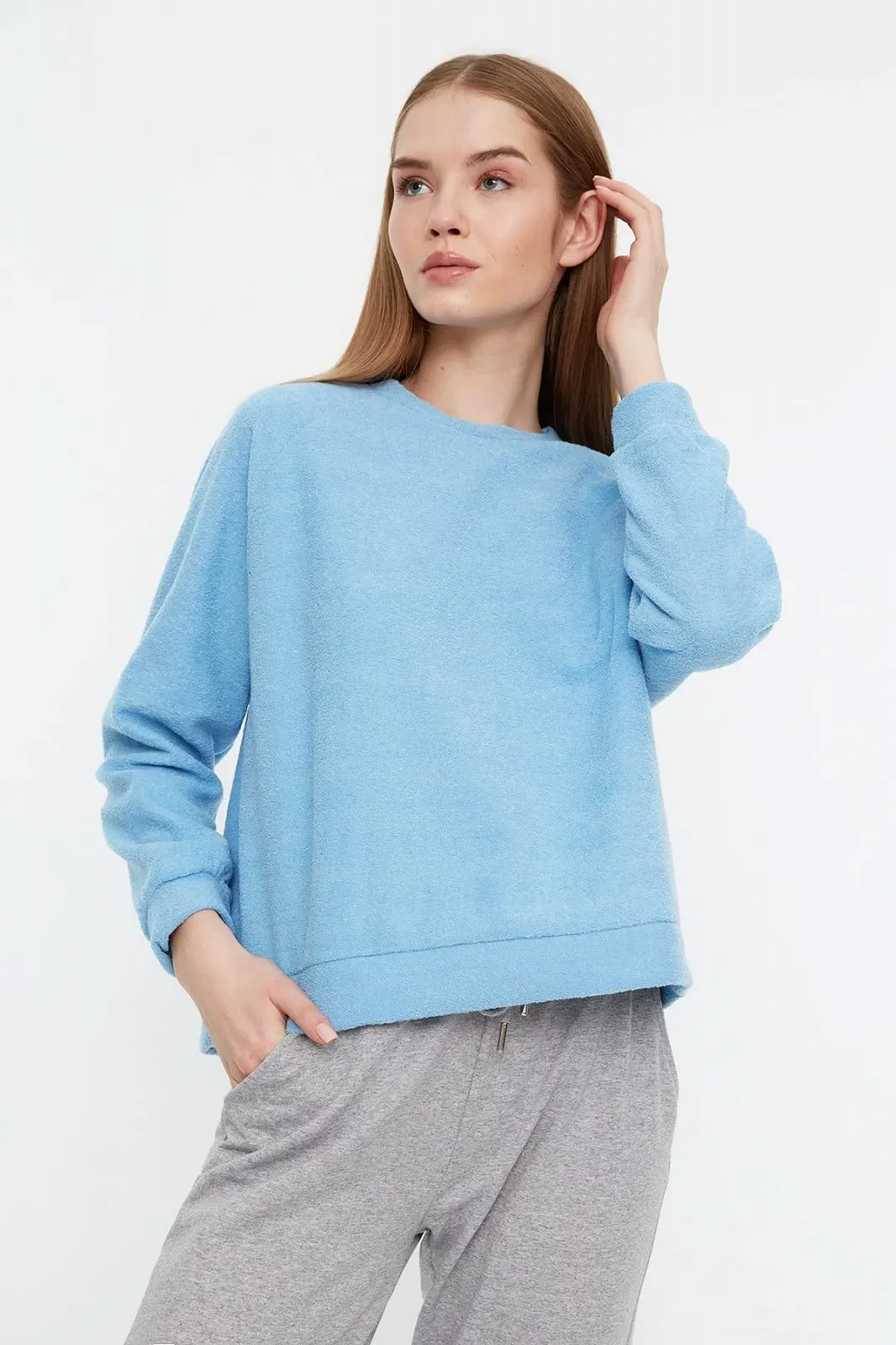 Женский свитшот TRENDYOL с круглым вырезом, однотонный, фото №2 Женский свитшот TRENDYOL с круглым вырезом, однотонный, фото №2