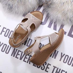 Босоножки на танкетке женские с открытым носком и Т-образным ремешком, серые synthetic.ua - Фото 1