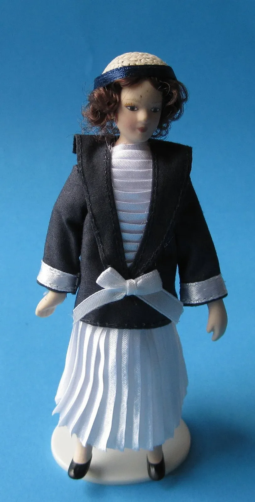 Кукла Lady in Pleated Dress для кукольного домика Миниатюра 1:12, фото №1 Кукла Lady in Pleated Dress для кукольного домика Миниатюра 1:12, фото №1