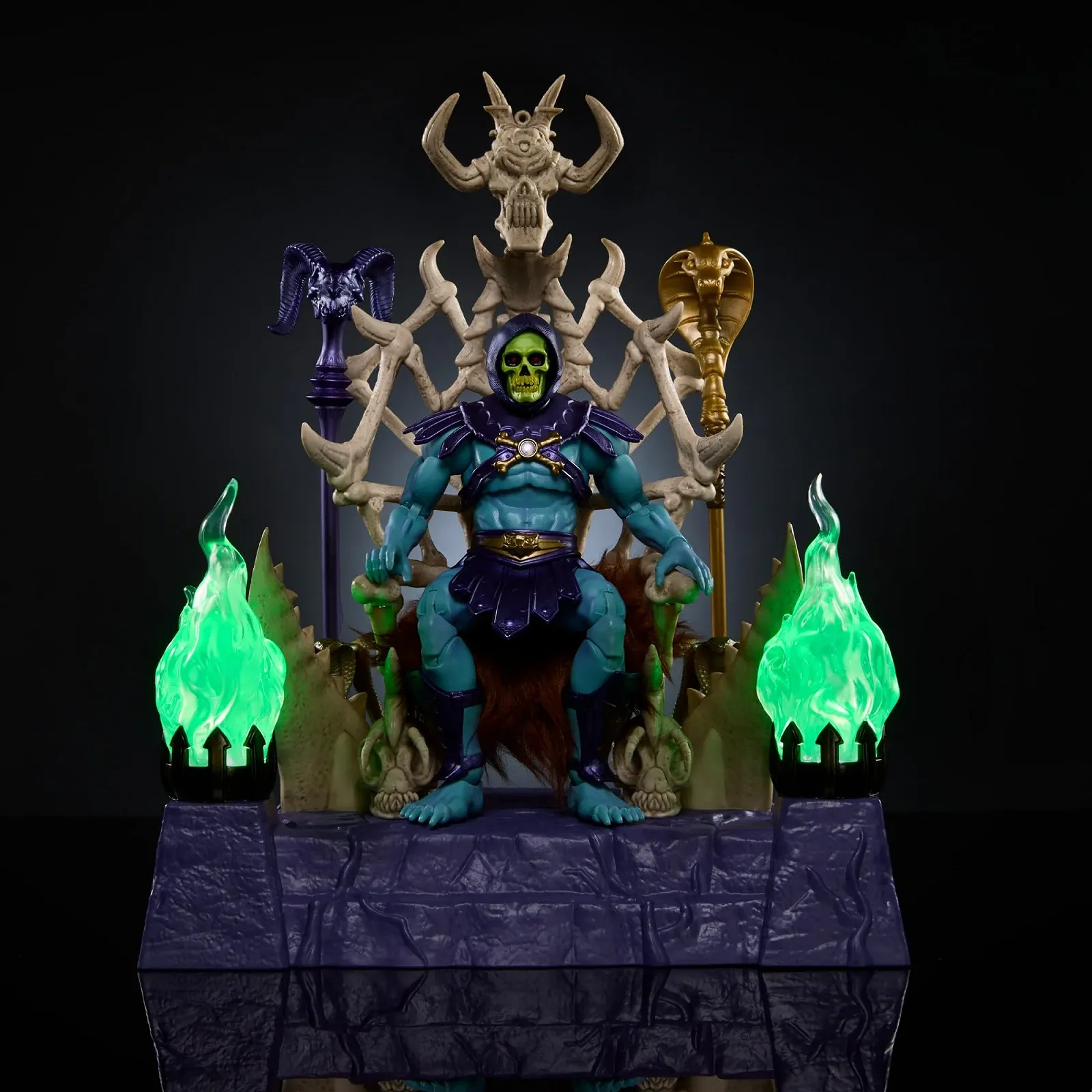 Ігрова фігурка та трон Masters of the Universe Masterverse Skeletor HXX63 зі світловими ефектами та аксесуарами, фото №3