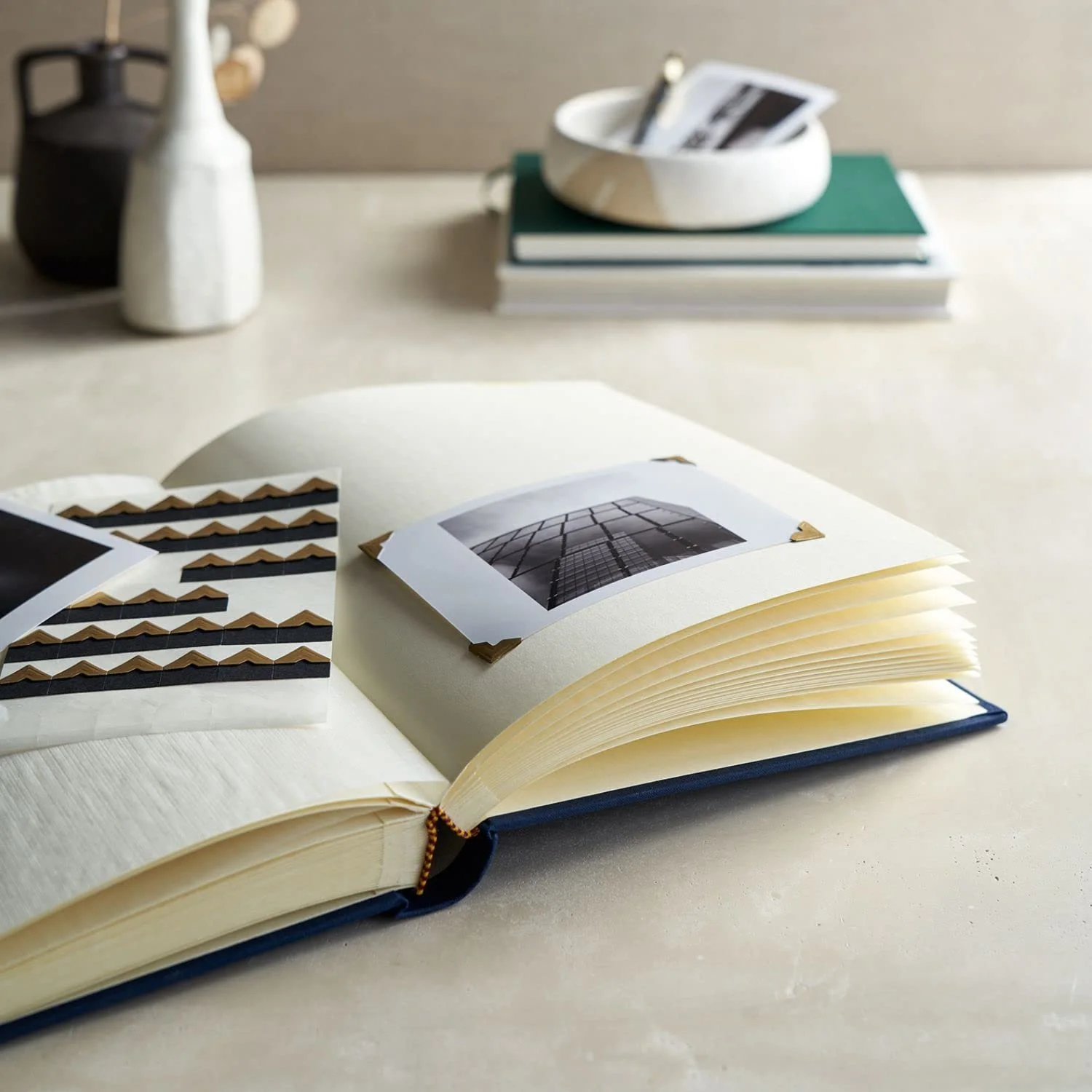 Фотоальбом Semikolon Classic Medium 21.6 x 25.5 см, 80 страниц, кремовый для 160 фотографий, темно-синий, фото №7 Фотоальбом Semikolon Classic Medium 21.6 x 25.5 см, 80 страниц, кремовый для 160 фотографий, темно-синий, фото №7