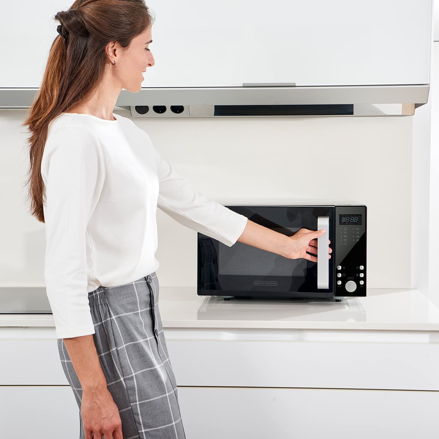 Микроволновая печь Black+Decker BXMZ900E 23 л 800 Вт Черная, фото №3 Микроволновая печь Black+Decker BXMZ900E 23 л 800 Вт Черная, фото №3