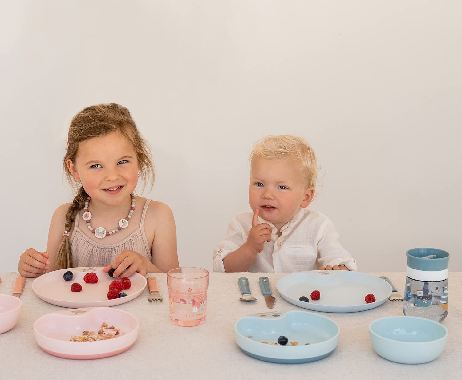 Набор детской посуды Mepal Mio Flowers & butterflies, 3 предмета: бутылка, тарелка и ложка, фото №7 Набор детской посуды Mepal Mio Flowers & butterflies, 3 предмета: бутылка, тарелка и ложка, фото №7