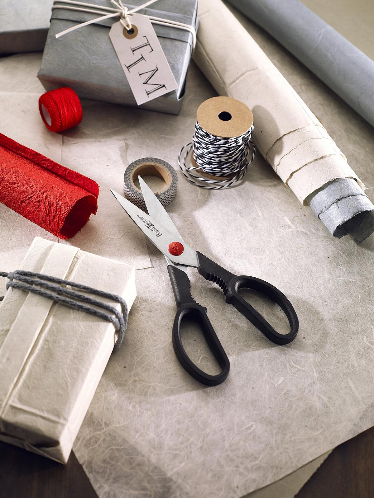 Набор ножей Zwilling Professional S, 3 шт., специальная сталь/пластиковая ручка с заклепками, черный и универсальные ножницы Twin L, длина: 21 см, специальная нержавеющая сталь/пластик, черный, фото №6