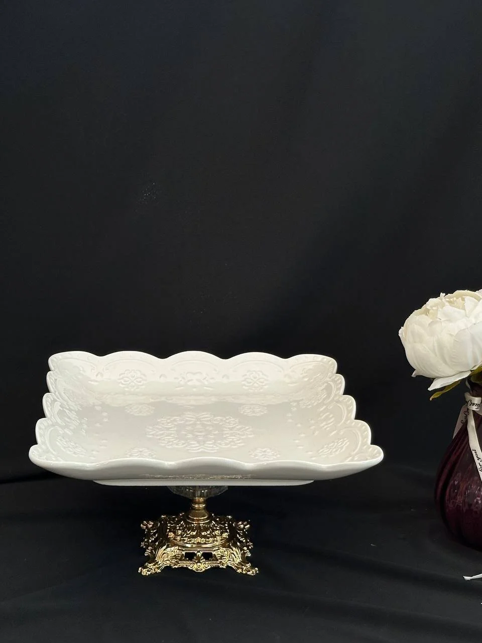 Гарне порцелянове блюдо на золотій ніжці 25х25 см, фото №1