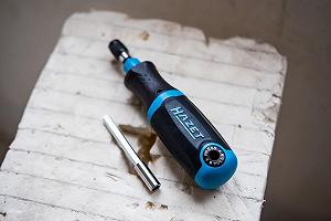 Викрутка-тріскачка HAZET 810R-4 з інтегрованим тримачем для біт з 12 бітами ціна на synthetic.ua - Фото 1 Викрутка-тріскачка HAZET 810R-4 з інтегрованим тримачем для біт з 12 бітами synthetic.ua - Фото 1