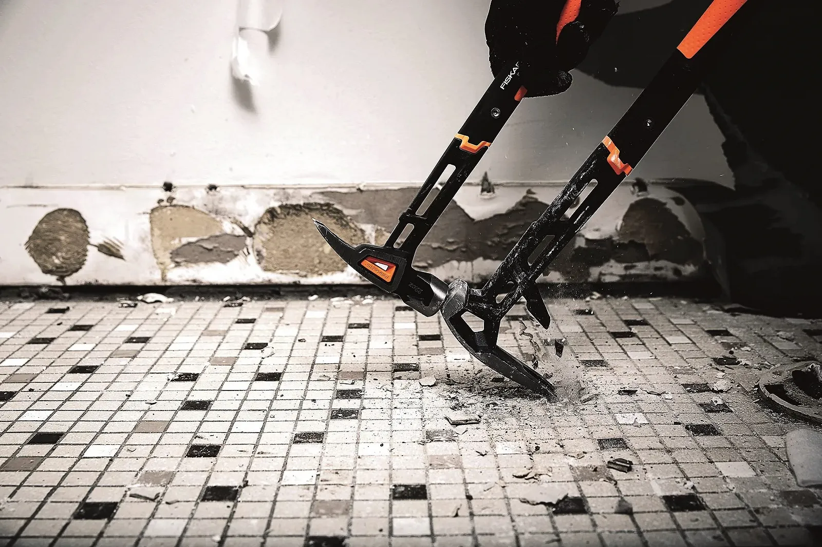 Инструмент для демонтажа и молоток-гвоздодер Fiskars IsoCore 1027221 / 1020213 L / M 75.3 см 2.6 кг / 34 см 0.82 кг Black/Orange, фото №4 Инструмент для демонтажа и молоток-гвоздодер Fiskars IsoCore 1027221 / 1020213 L / M 75.3 см 2.6 кг / 34 см 0.82 кг Black/Orange, фото №4