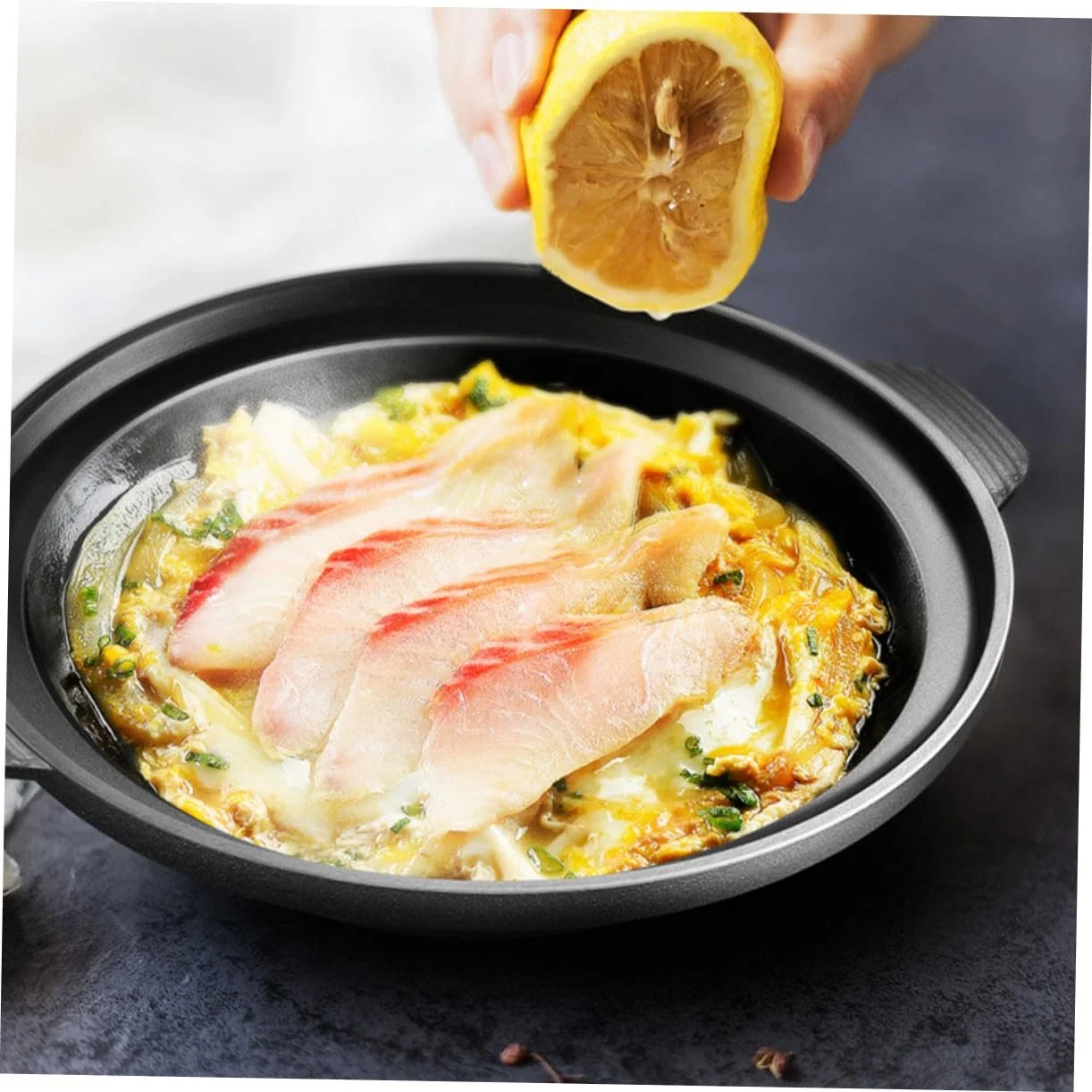 Кастрюля для тушения чугунная термостойкая с ненагревающейся ручкой желтая, фото №3