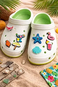 Набор джибитсов для крокса (Crocs) «Тропический отдых» — Пляжные аксессуары Фламинго, Коктейль, Мушля, 8 шт. джибитсы лето аксессуары для обуви crocs отдых, набор джибитсов летние аксессуары для обуви. - Фото 1