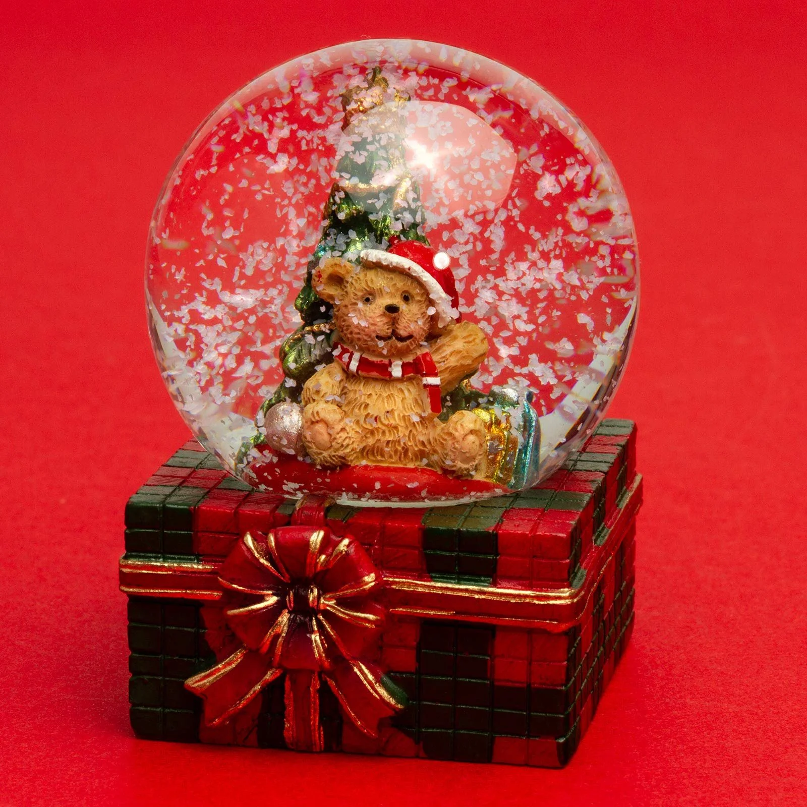 Маленький стеклянный декоративный снежный шар SIKORA SK08 Медведь с елкой, рождественское украшение, диаметр 45 мм., фото №1