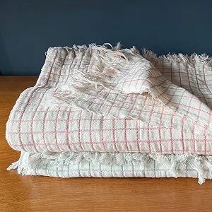 Покривало JOWOLLINA Двостороння клітка Льон Stonewashed (Брудний білий/Рожевий, 148 x 210 см) synthetic.ua - Фото 1