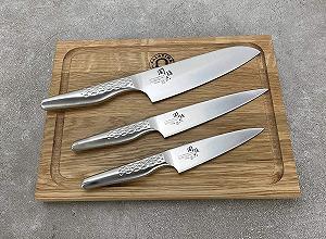Набір ножів KAI Shun Seki Magoroku Shoso: 1 ніж Santoku та 2 ножі Utility + обробна дошка ручної роботи - Фото 1