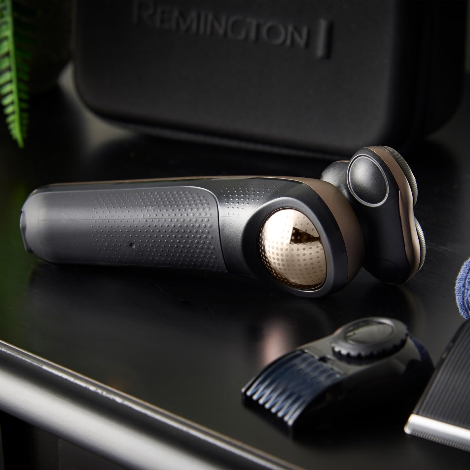 Електробритва Remington Limitless X9 Turbo XR1795 гібридна система SynX 360° PivotBall Вологе та сухе гоління, фото №4 Електробритва Remington Limitless X9 Turbo XR1795 гібридна система SynX 360° PivotBall Вологе та сухе гоління, фото №4