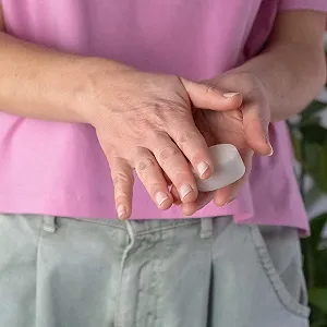 Твердый Крем для Рук Bloom, Интенсивное Увлажнение, Нежирный, для Сухих и Потрескавшихся Рук, 20 г, Сделано в Италии цена на synthetic.ua - Фото 1 Твердый Крем для Рук Bloom, Интенсивное Увлажнение, Нежирный, для Сухих и Потрескавшихся Рук, 20 г, Сделано в Италии synthetic.ua - Фото 1