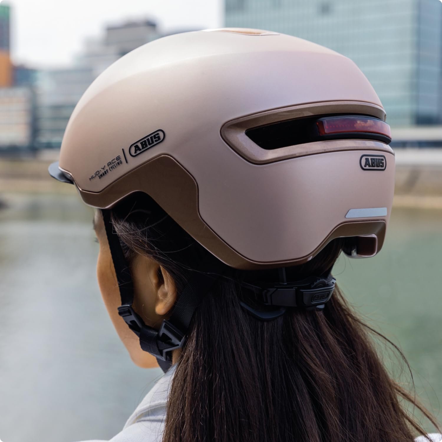 Шлем Urban ABUS HUD-Y с магнитным аккумуляторным задним LED-фонарем и магнитной застежкой, фото №6