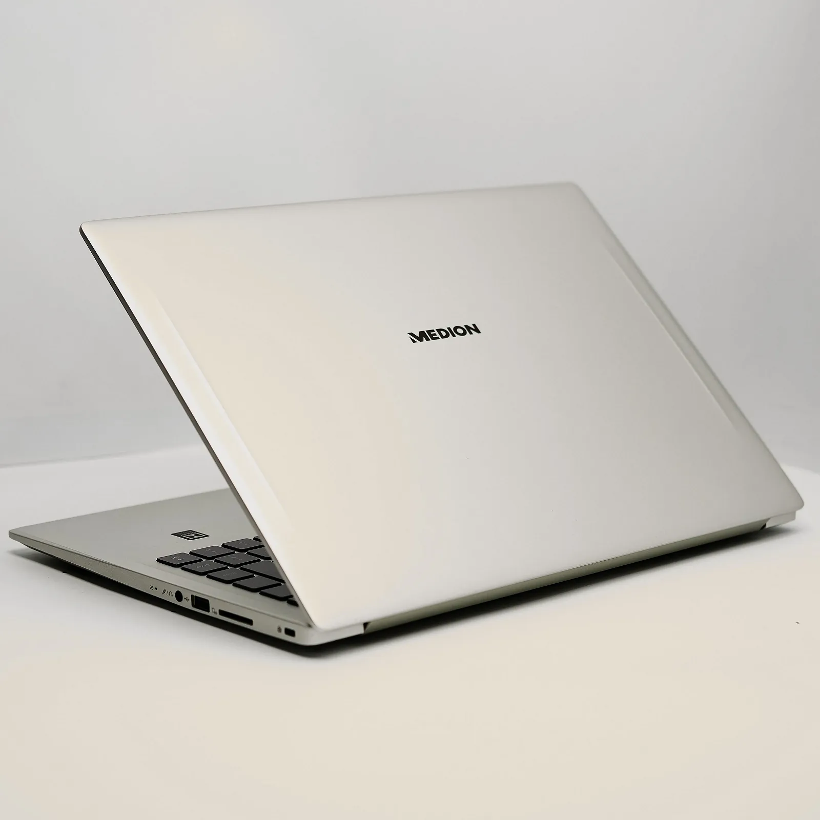 Ноутбук 15.6'' Medion (Lenovo Group) Akoya S6445 | Intel Core i7-8565U | IPS (1920x1080) FullHD | RAM 8 ГБ | SSD 256 ГБ | Intel UHD Graphics 620 | Металевий корпус | Підсвітка клавіатури | Win10 (5003), фото №5