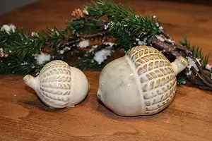 Купить Декоративное украшение для стола Miljögarden Керамические желуди для осени и Рождества Набор из 2 штук 8 см и 12 см длиной - Фото 1 Декоративное украшение для стола Miljögarden Керамические желуди для осени и Рождества Набор из 2 штук 8 см и 12 см длиной - Фото 1